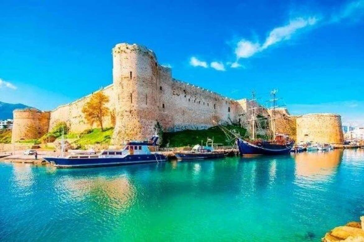 Akdeniz’in göz kamaştıran adası Kıbrıs, huzur dolu doğası, zengin tarihi, ve enerjik sosyal yaşamı ile dört mevsim tatil severlerin ilgisini çeken bir destinasyondur.